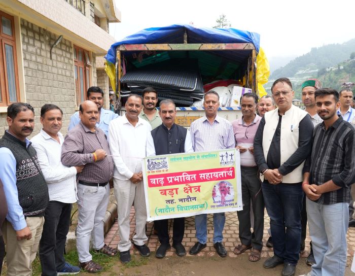 नादौन से सराज पहुंची आपदा राहत सामग्री काे मुख्यमंत्री साैंपते हुए नादौन से सराज पहुंची आपदा राहत सामग्री काे मुख्यमंत्री साैंपते हुए