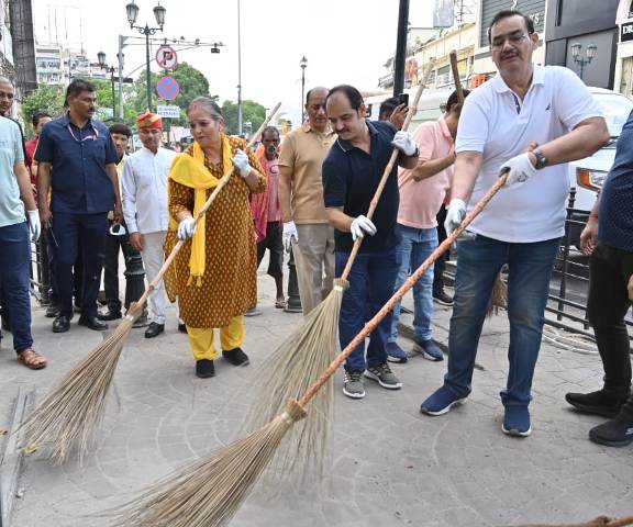 राजनाथ सिंह के जन्मदिन के उपलक्ष्य में झाड़ू लगाती महापौर एवं व्यापारीगण (फोटो) राजनाथ सिंह के जन्मदिन के उपलक्ष्य में झाड़ू लगाती महापौर एवं व्यापारीगण (फोटो)