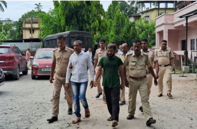 आरोपितों को अदालत ले जाती पुलिस आरोपितों को अदालत ले जाती पुलिस