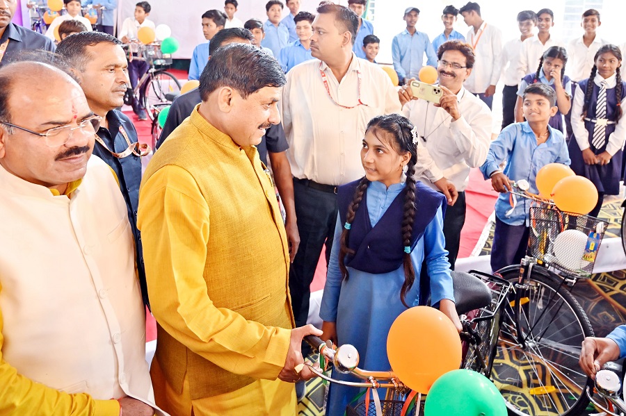 विद्यार्थियों को शासन से मिलीं निःशुल्क साइकिल