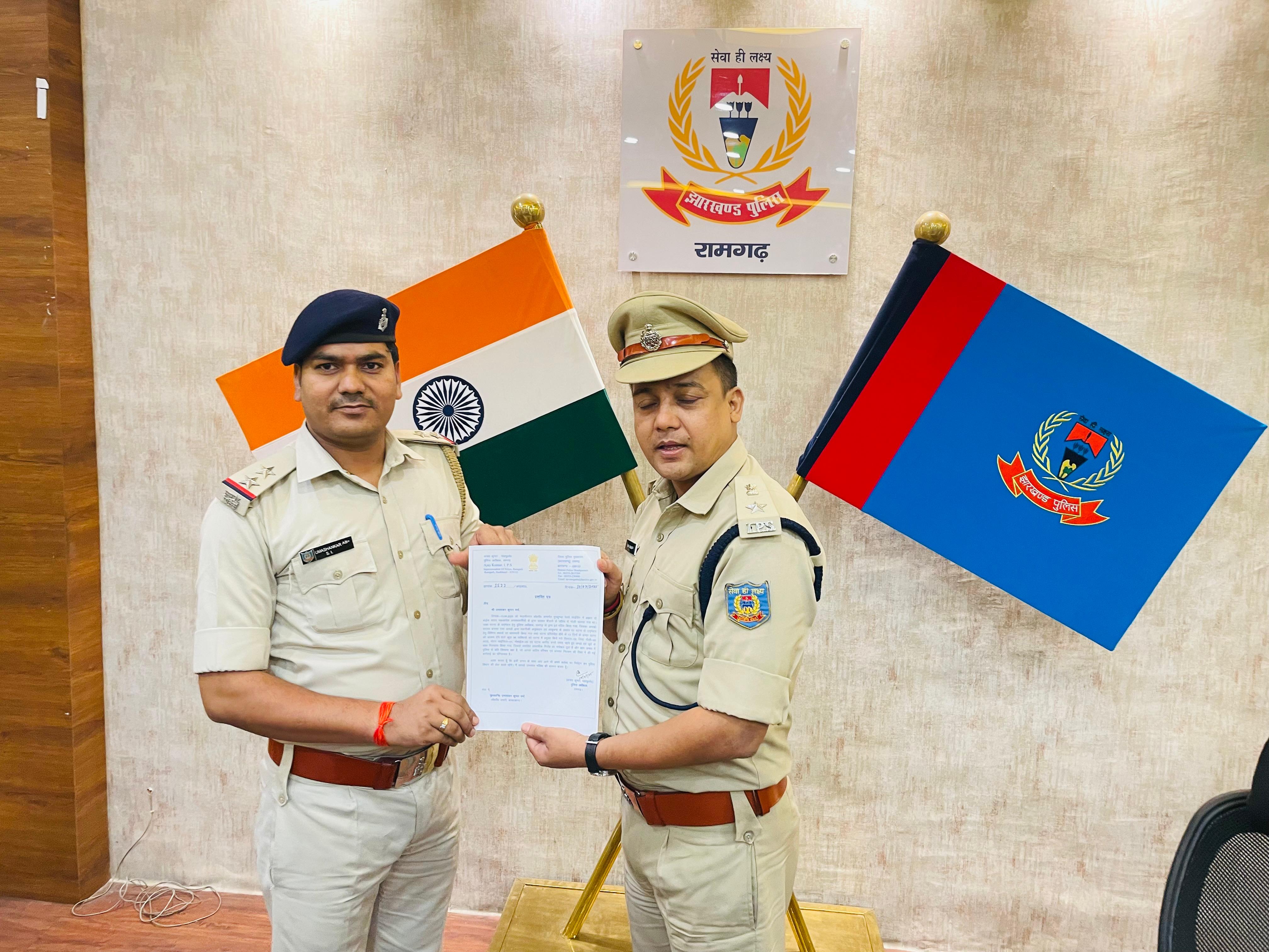 सम्मानित हुए अधिकारी सम्मानित हुए अधिकारी