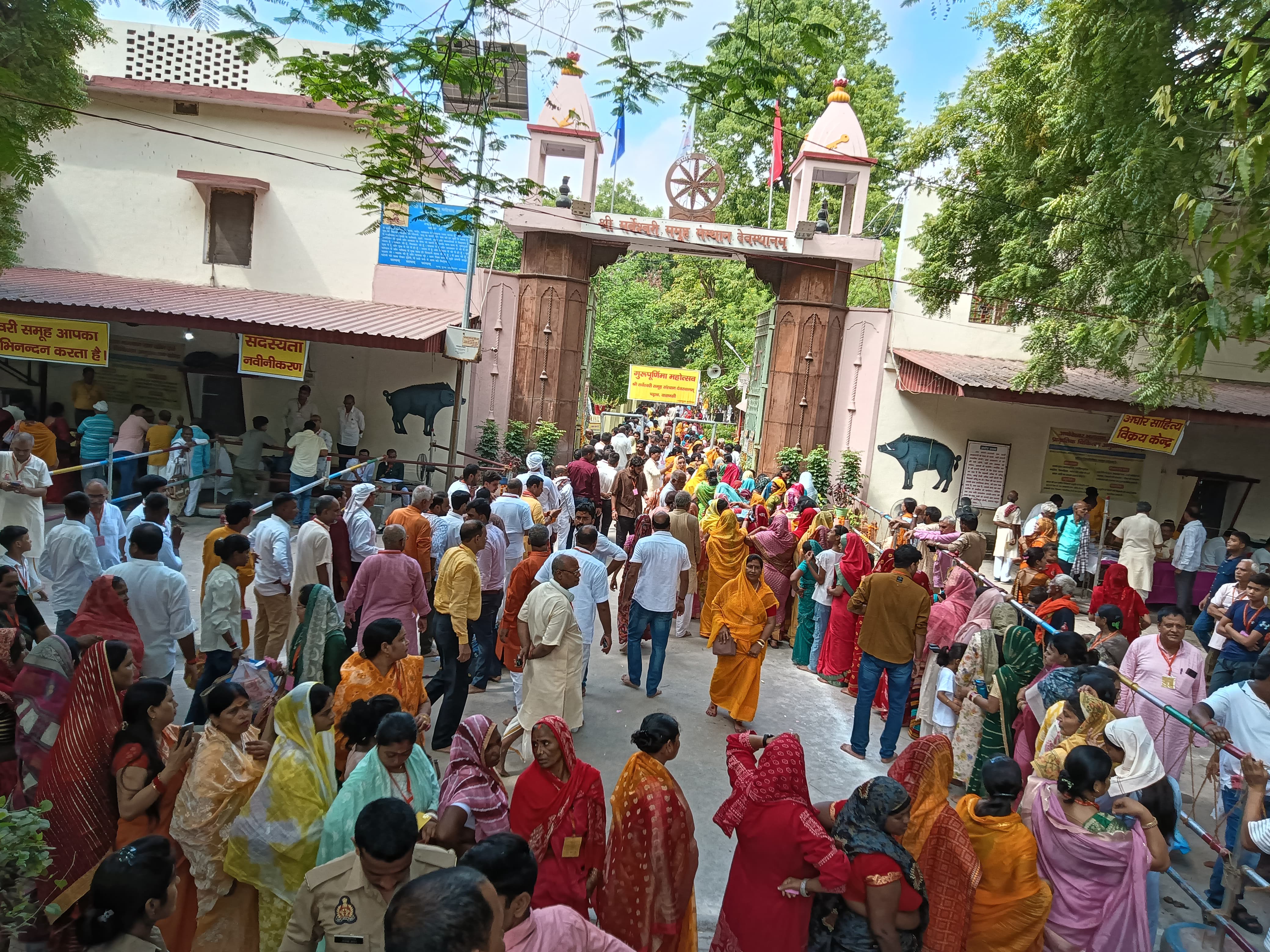 अघोर पीठ श्री सर्वेश्वरी समूह संस्थान देवस्थानम में श्रद्धालुओं का रेला अघोर पीठ श्री सर्वेश्वरी समूह संस्थान देवस्थानम में श्रद्धालुओं का रेला