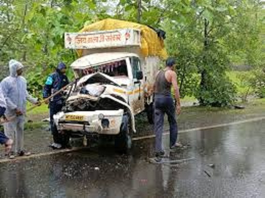 ट्रक और पिकअप में आमने-सामने की टक्कर ट्रक और पिकअप में आमने-सामने की टक्कर