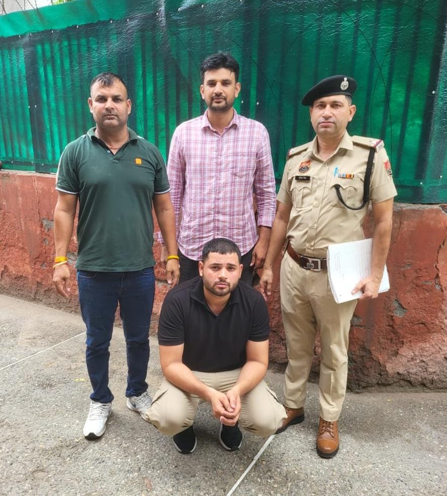 अवैध हथियार के साथ पुलिस हिरासत में आरोपी अवैध हथियार के साथ पुलिस हिरासत में आरोपी