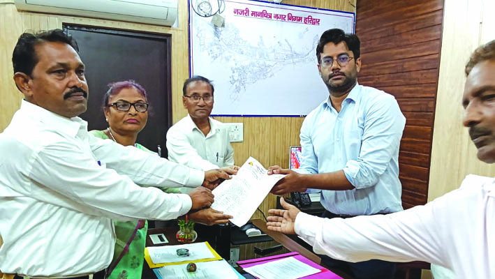 ज्ञापन देते हुए ज्ञापन देते हुए