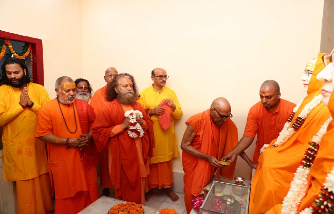 गुरुपूर्णिमा के पावन अवसर पर ऋषिकेश में वैश्विक परमार्थ परिवार गुरू पूजन करते। गुरुपूर्णिमा के पावन अवसर पर ऋषिकेश में वैश्विक परमार्थ परिवार गुरू पूजन करते।