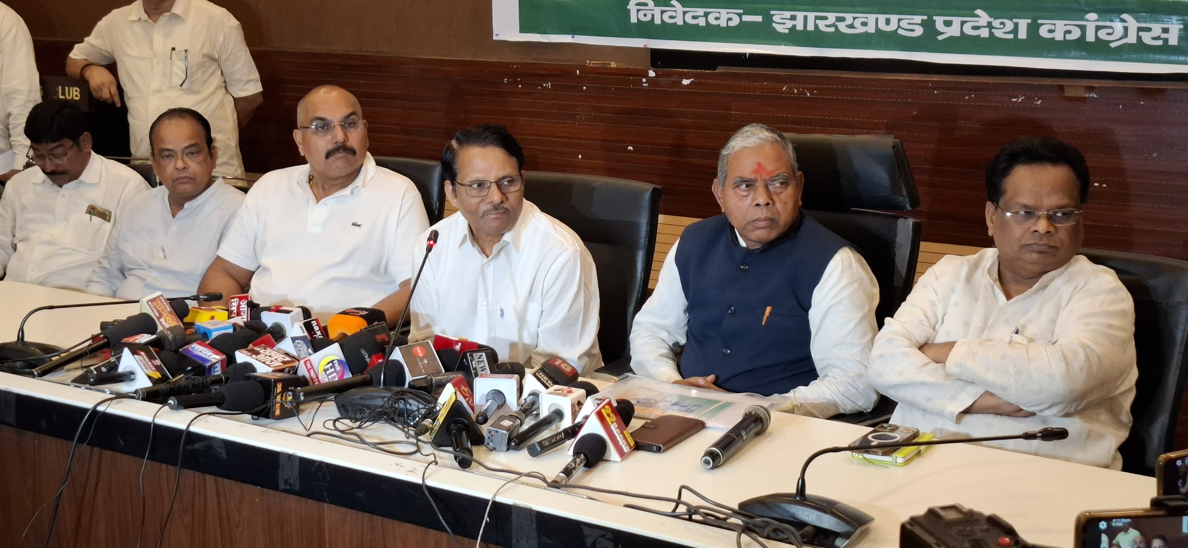प्रेस वार्ता को सम्बोधित करते करते के राजू प्रेस वार्ता को सम्बोधित करते करते के राजू