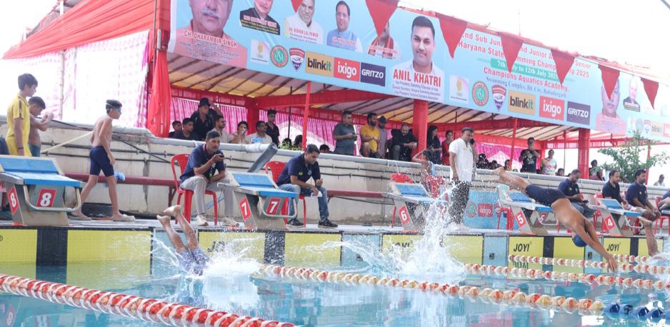 राज्य तैराकी प्रतियोगिता में भाग लेते तैराक राज्य तैराकी प्रतियोगिता में भाग लेते तैराक