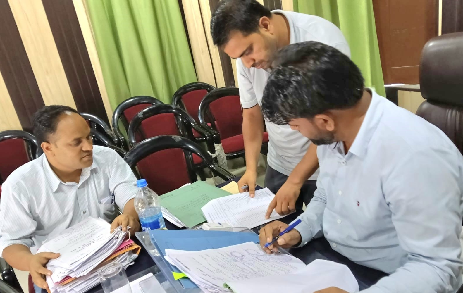 गोपेश्वर में पंचायत चुनाव के लिए हुए नामांकन पत्रों की जांच करते हुए कर्मचारी। गोपेश्वर में पंचायत चुनाव के लिए हुए नामांकन पत्रों की जांच करते हुए कर्मचारी।