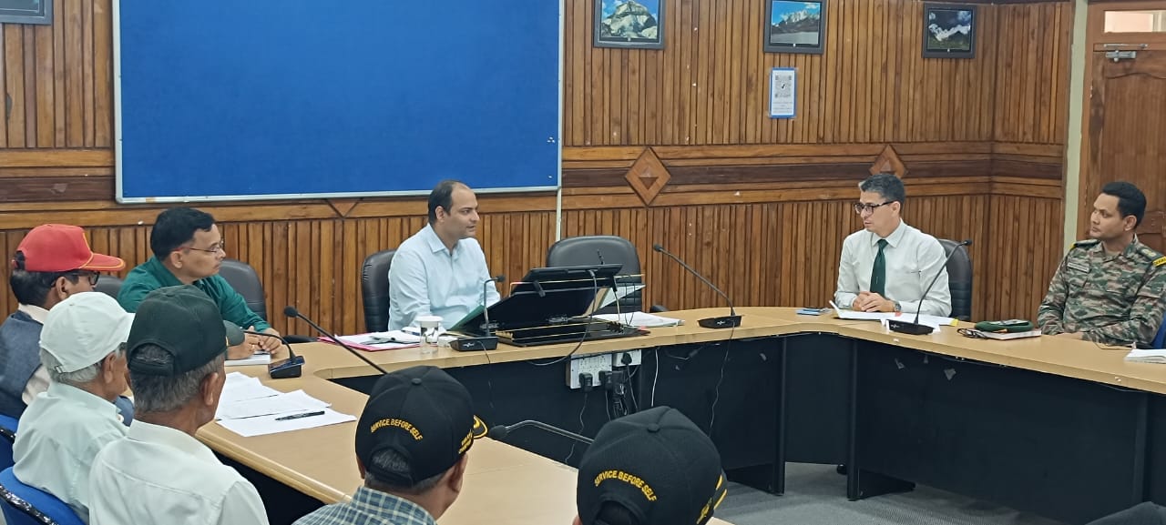 जिला सैनिक कल्याण परिषद की बैठक लेते जिला अधिकारी जिला सैनिक कल्याण परिषद की बैठक लेते जिला अधिकारी