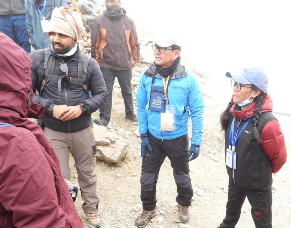 यात्रियों का स्वागत करते अधिकारी। यात्रियों का स्वागत करते अधिकारी।