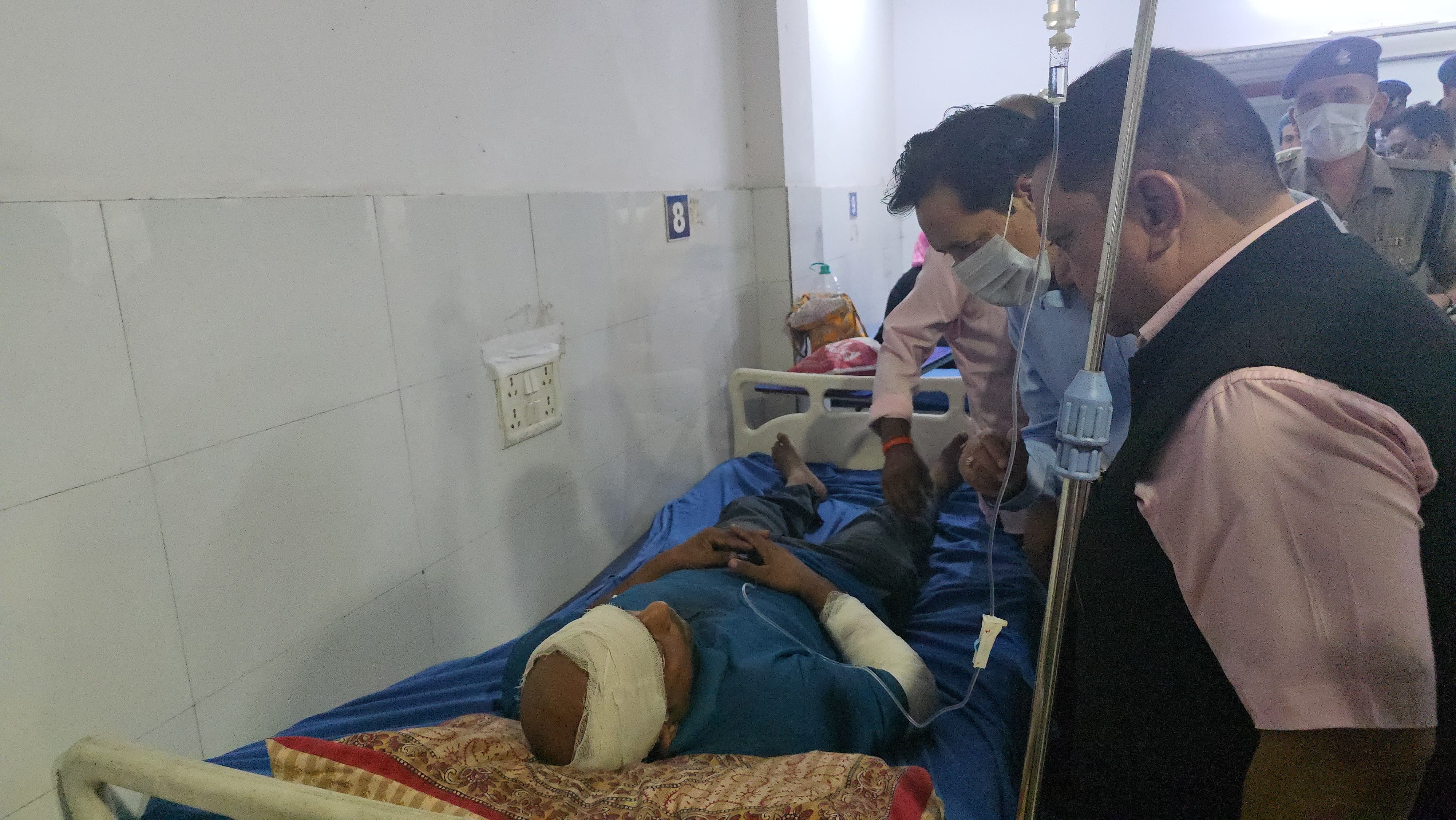 अस्पताल में घायलों का हालचाल पूछनते आयुक्त दीपक रावत। अस्पताल में घायलों का हालचाल पूछनते आयुक्त दीपक रावत।