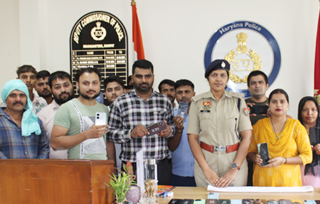 सोनीपत: व पुलिस उपायुक्त साइबर व ईस्ट जोन प्रबीना पी. फोन मालिकों को फोन देते हुए सोनीपत: व पुलिस उपायुक्त साइबर व ईस्ट जोन प्रबीना पी. फोन मालिकों को फोन देते हुए