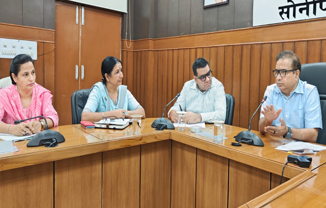 सोनीपत: उपायुक्त सुशील सारवान समीक्षा बैठक की अध्यक्षता करते हुए। सोनीपत: उपायुक्त सुशील सारवान समीक्षा बैठक की अध्यक्षता करते हुए।
