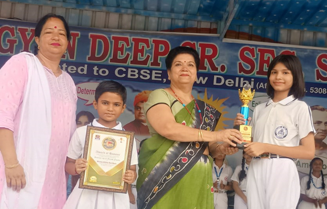 सोनीपत:विालय परिसर में विजेताओं को सम्मानित करते हुए डायरेटर रीटा त्यागी सोनीपत:विालय परिसर में विजेताओं को सम्मानित करते हुए डायरेटर रीटा त्यागी