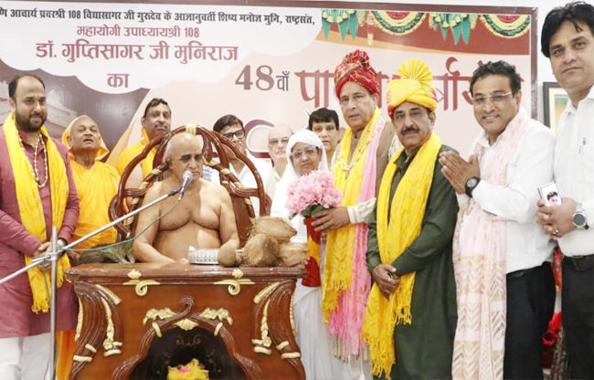 महायोगी उपाध्याय श्री 108 गुप्तिसागर जी मुनिराज का आशीर्वाद लेते हुए मोहन लाल बडौली महायोगी उपाध्याय श्री 108 गुप्तिसागर जी मुनिराज का आशीर्वाद लेते हुए मोहन लाल बडौली
