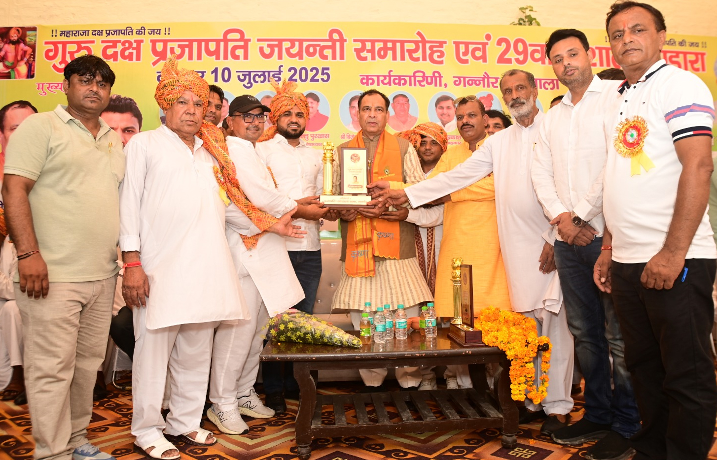 सोनीपत:समाज की ओर से प्रदेशाध्यक्ष मोहन लाल बडौली को सम्मानित करते हुए सोनीपत:समाज की ओर से प्रदेशाध्यक्ष मोहन लाल बडौली को सम्मानित करते हुए