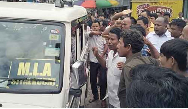 भाजपा विधायक को घेर कर प्रदर्शन करते तृणमूल नेता, कार्यकर्ता और समर्थक भाजपा विधायक को घेर कर प्रदर्शन करते तृणमूल नेता, कार्यकर्ता और समर्थक