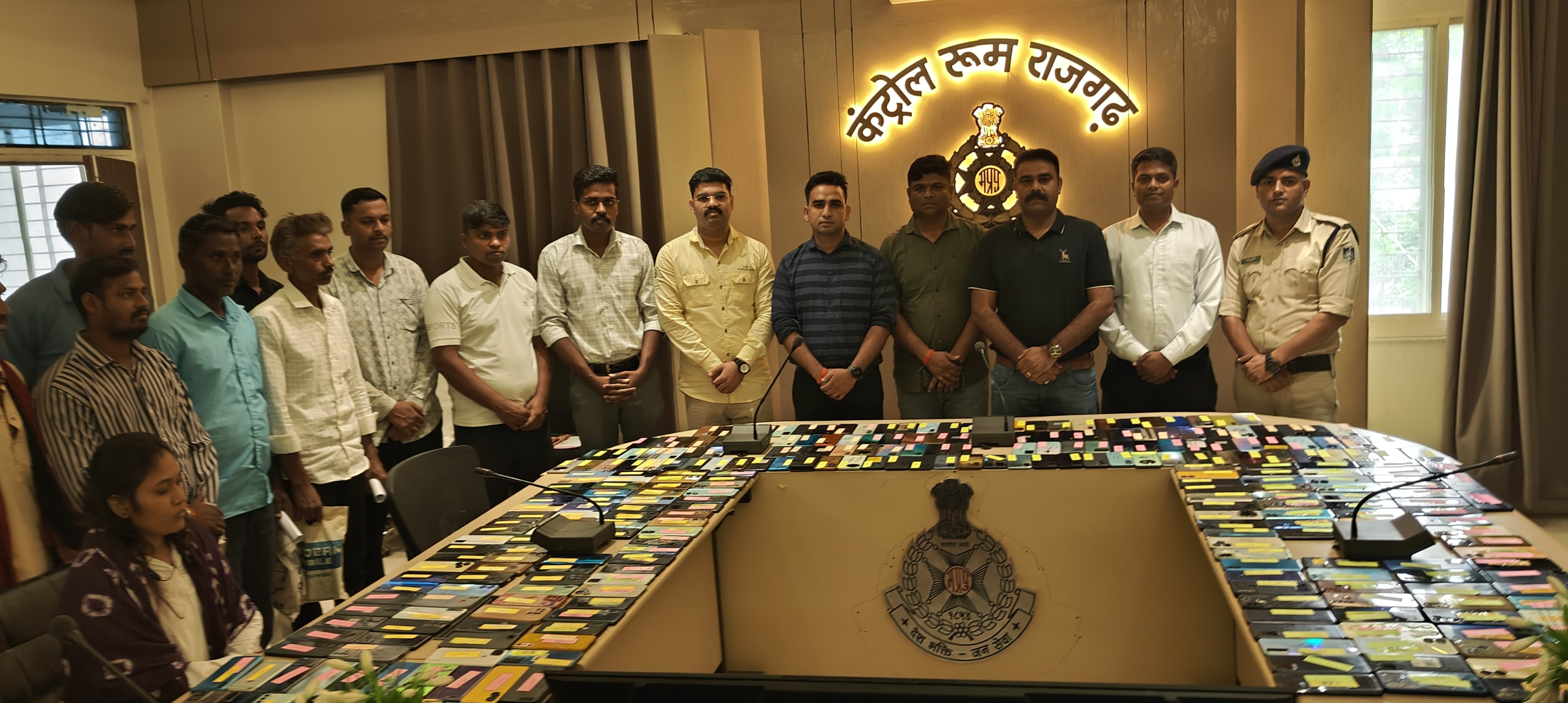 51 लाख रुपए कीमती 303 मोबाइल लौटाए, चेहरे पर लौटी मुस्कान 51 लाख रुपए कीमती 303 मोबाइल लौटाए, चेहरे पर लौटी मुस्कान