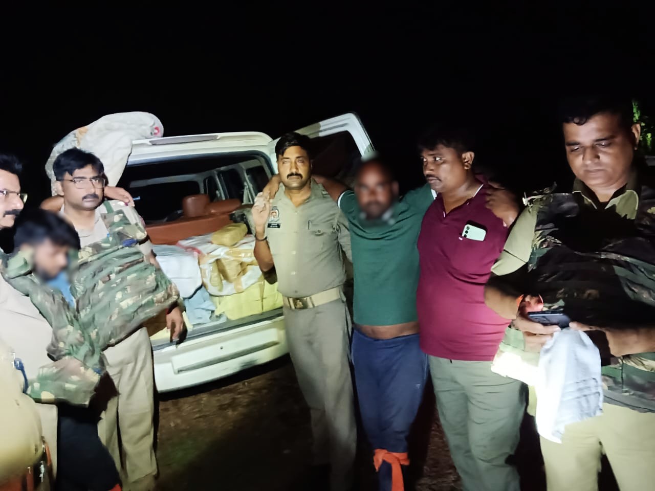 मुठभेड़ के बाद गिरफ्तार गांजा तस्कर। मुठभेड़ के बाद गिरफ्तार गांजा तस्कर।