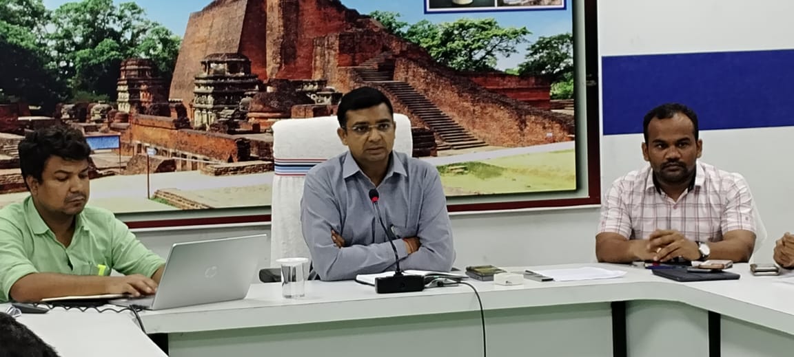 बैठक को संबोधित करते डीएम बैठक को संबोधित करते डीएम