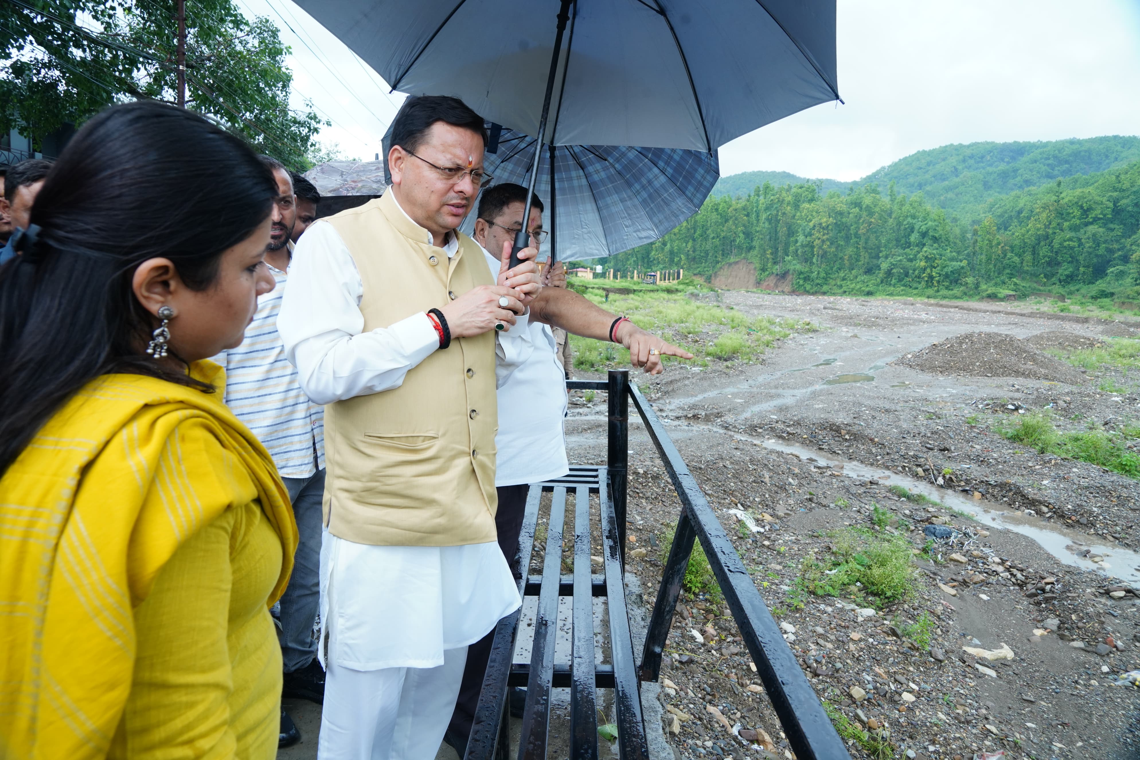 मुख्यमंत्री अतिवृष्टि से प्रभावित क्षेत्रों का स्थलीय निरीक्षण करते। मुख्यमंत्री अतिवृष्टि से प्रभावित क्षेत्रों का स्थलीय निरीक्षण करते।