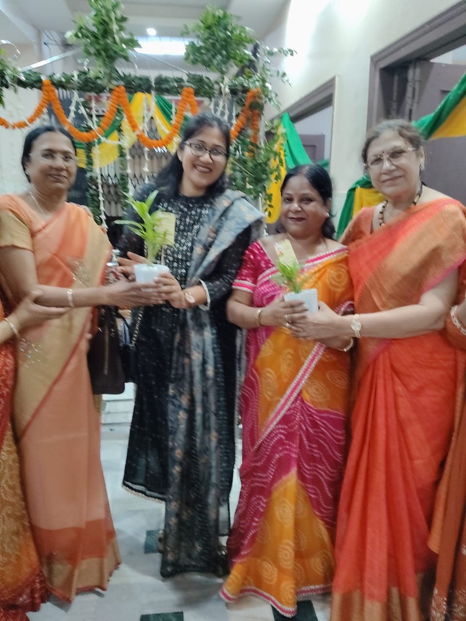 मेले में जुटे महिलाएं समेत अन्य मेले में जुटे महिलाएं समेत अन्य
