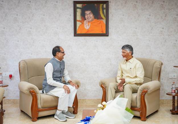 केंद्रीय कृषि मंत्री शिवराज सिंह चौहान ने गुरुवार आंध्र प्रदेश के मुख्यमंत्री चंद्रबाबू नायडू से की मुलाकात केंद्रीय कृषि मंत्री शिवराज सिंह चौहान ने गुरुवार आंध्र प्रदेश के मुख्यमंत्री चंद्रबाबू नायडू से की मुलाकात