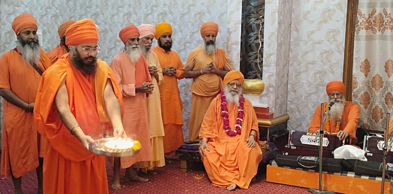 निर्मल अखाड़े में गुरु पूजन निर्मल अखाड़े में गुरु पूजन
