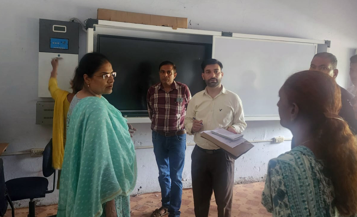 डूमरखां स्कूल में औच्चक निरीक्षण करने पहुंची शिक्षा विभाग उपनिदेशक कमलजीत कौर। डूमरखां स्कूल में औच्चक निरीक्षण करने पहुंची शिक्षा विभाग उपनिदेशक कमलजीत कौर।
