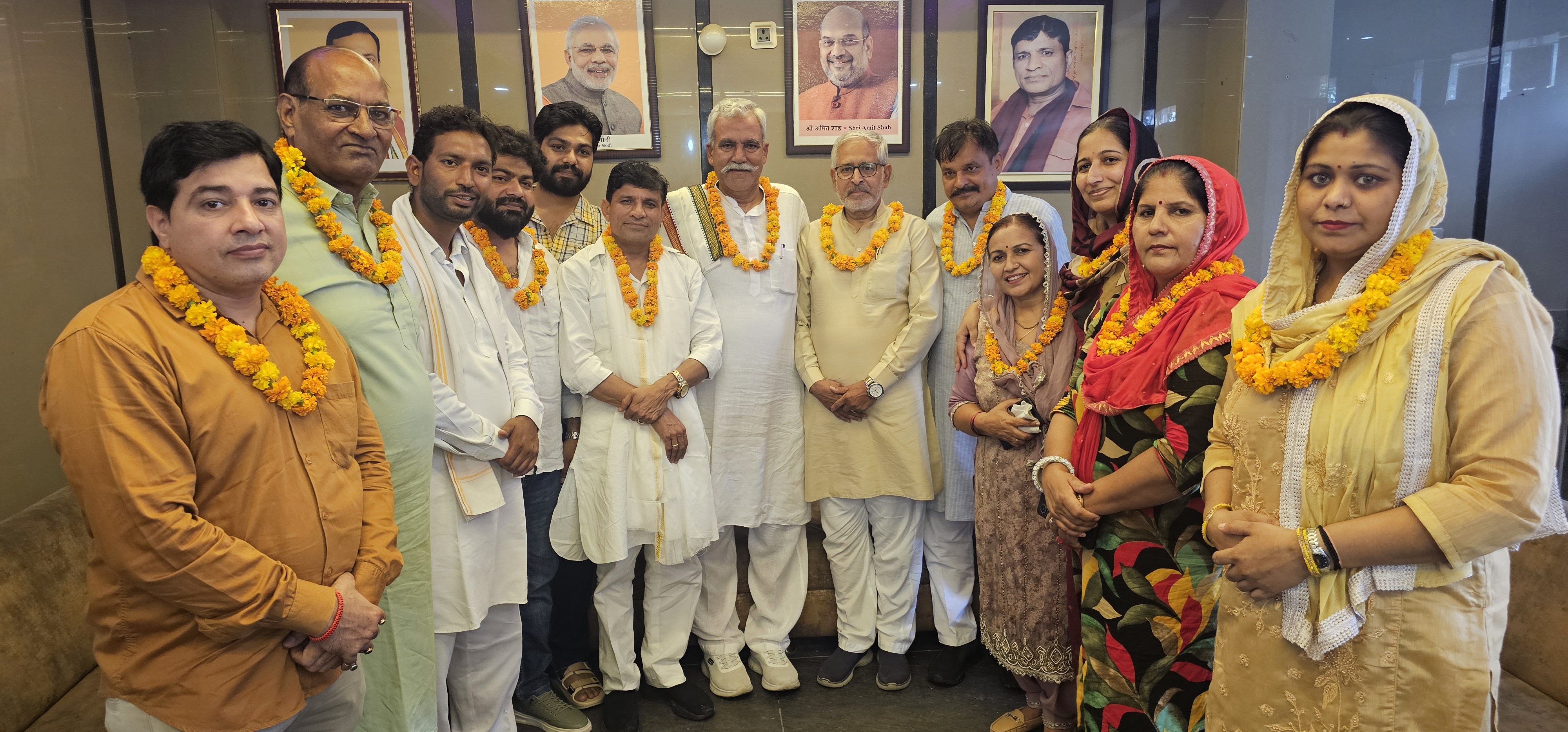 नगर परिषद बहादुरगढ़ के तीनों मनोनीत पार्षद भाजपा नेता दिनेश कौशिक व अन्य के साथ।