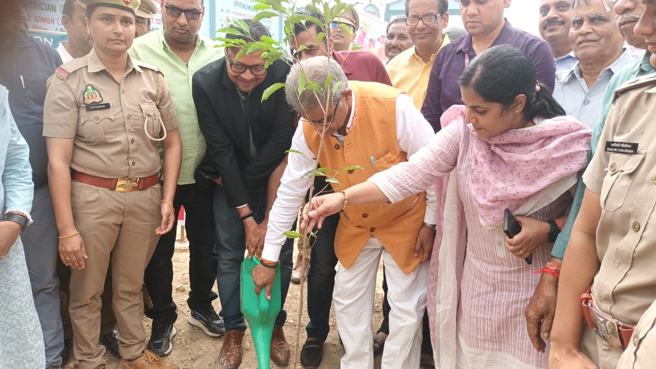 अरुण सक्सेना वन मंत्री पौधारोपण करते हुए अरुण सक्सेना वन मंत्री पौधारोपण करते हुए