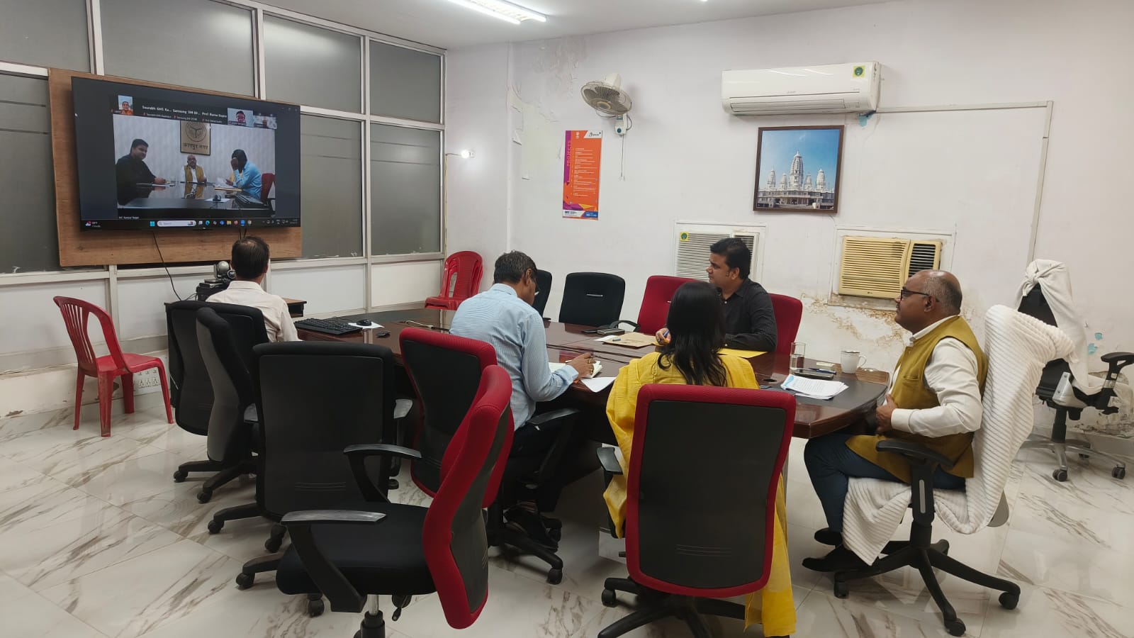 वीडियो कॉन्फ्रेंसिंग के दौरान जिलाधिकारी जितेंद्र प्रताप सिंह व अन्य वीडियो कॉन्फ्रेंसिंग के दौरान जिलाधिकारी जितेंद्र प्रताप सिंह व अन्य
