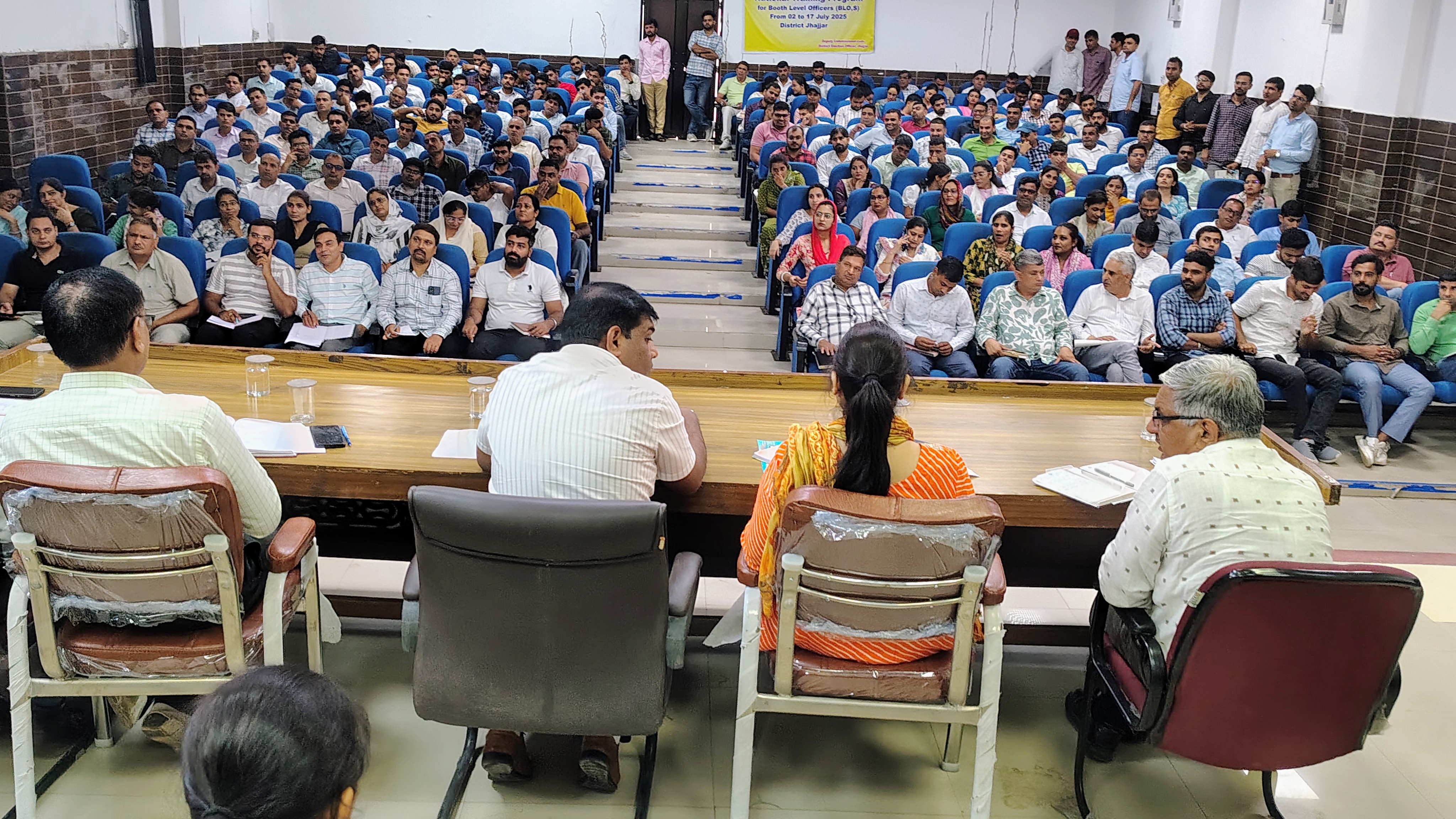 कार्यक्रम में ग्राम सचिवों को संबोधित करते सीईओ मनीष फोगाट। कार्यक्रम में ग्राम सचिवों को संबोधित करते सीईओ मनीष फोगाट।