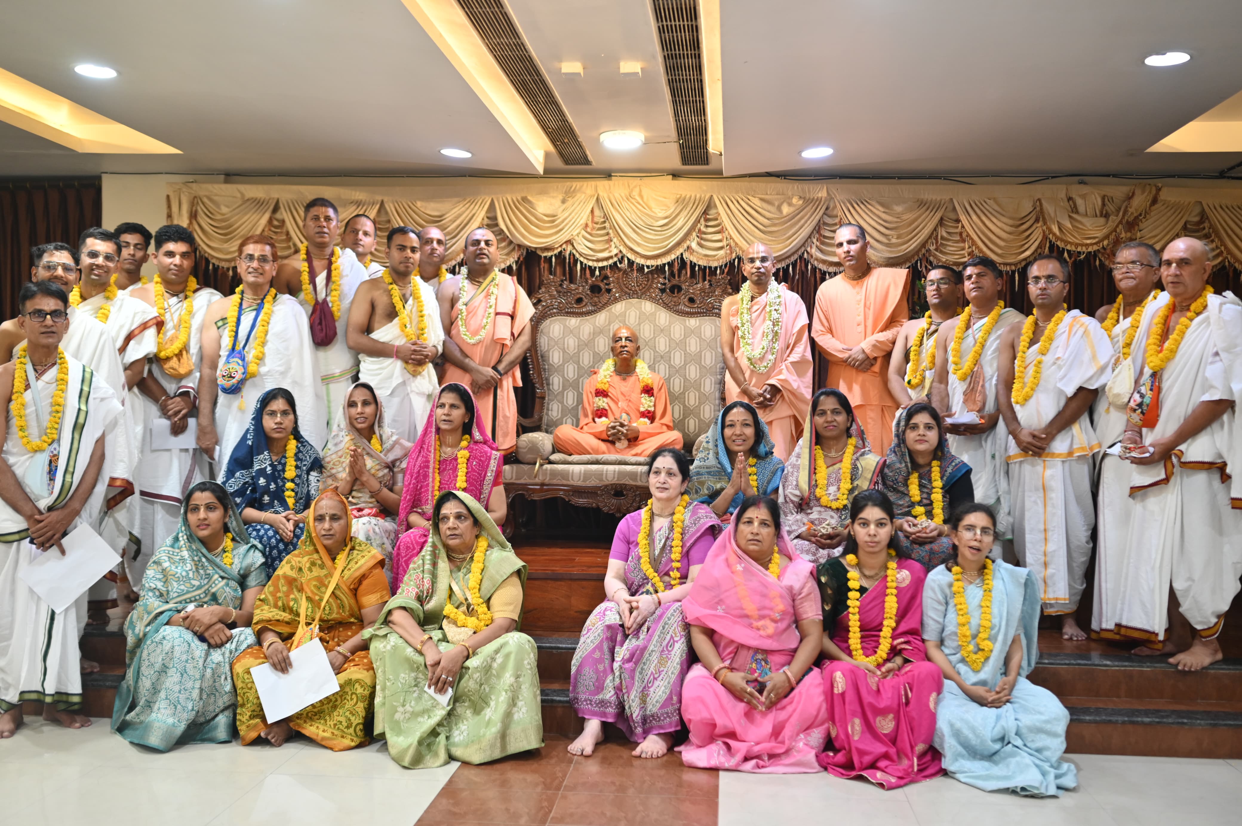 गुरु पूर्णिमा पर गुप्त वृंदावन धाम में हरिनाम दीक्षा समारोह का आयोजन गुरु पूर्णिमा पर गुप्त वृंदावन धाम में हरिनाम दीक्षा समारोह का आयोजन
