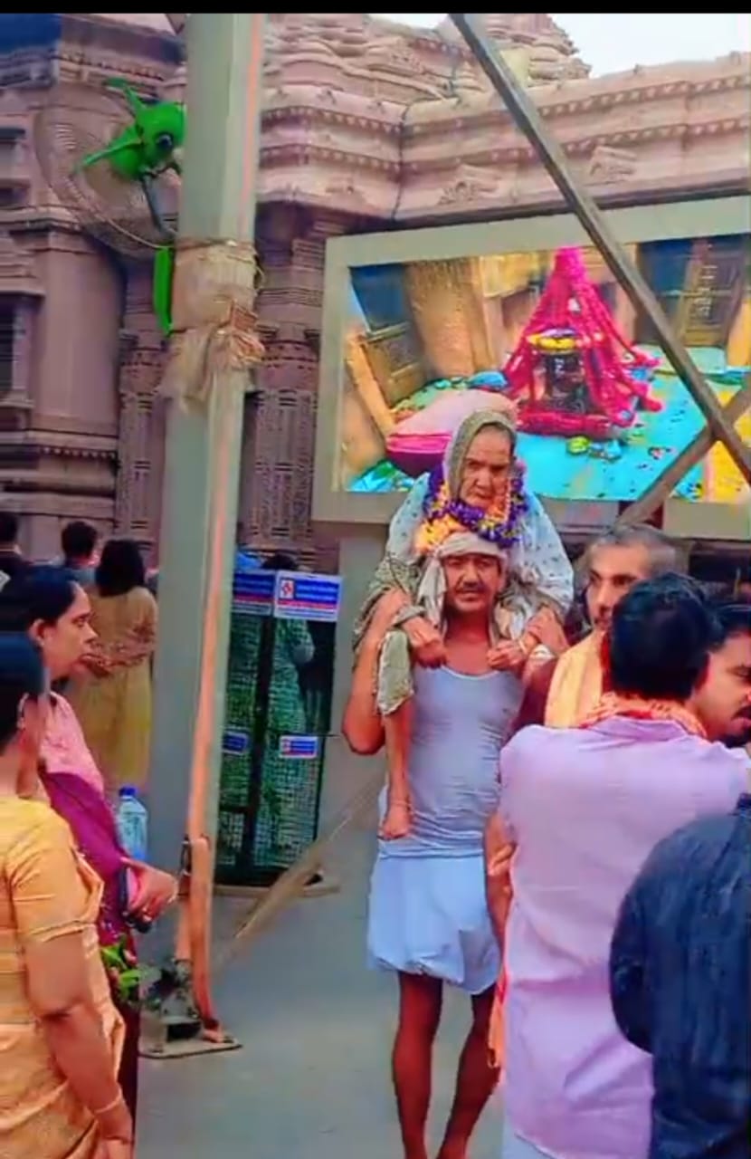कलयुगी श्रवण कुमार 90 वर्षीय मां को कंधे पर बिठाकर गंगा तट पर ले जाते हुए कलयुगी श्रवण कुमार 90 वर्षीय मां को कंधे पर बिठाकर गंगा तट पर ले जाते हुए