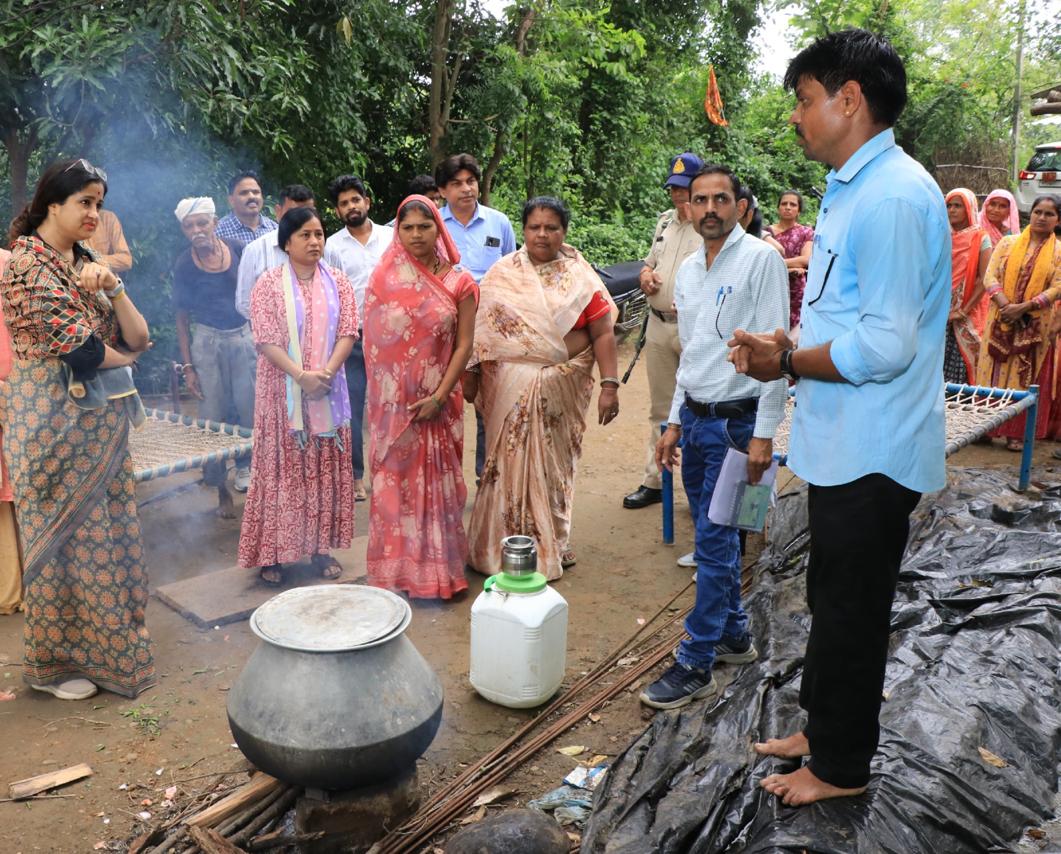 किसान ने उपादान दिखाए किसान ने उपादान दिखाए