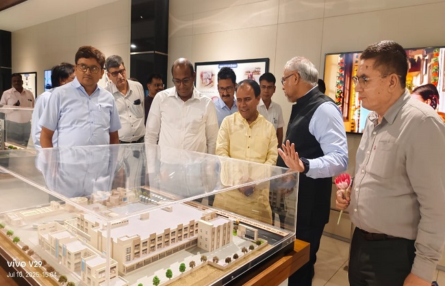 सहकारिता मंत्री डॉ.धन सिंह रावत गुजरात दौरे के दौरान सहकारी संस्थानों का भ्रमण करते हुए। सहकारिता मंत्री डॉ.धन सिंह रावत गुजरात दौरे के दौरान सहकारी संस्थानों का भ्रमण करते हुए।
