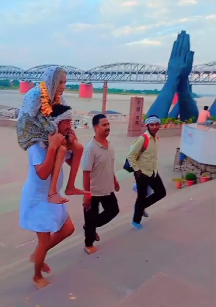 कलयुगी श्रवण कुमार 90 वर्षीय मां को कंधे पर बिठाकर गंगा तट पर ले जाते हुए कलयुगी श्रवण कुमार 90 वर्षीय मां को कंधे पर बिठाकर गंगा तट पर ले जाते हुए