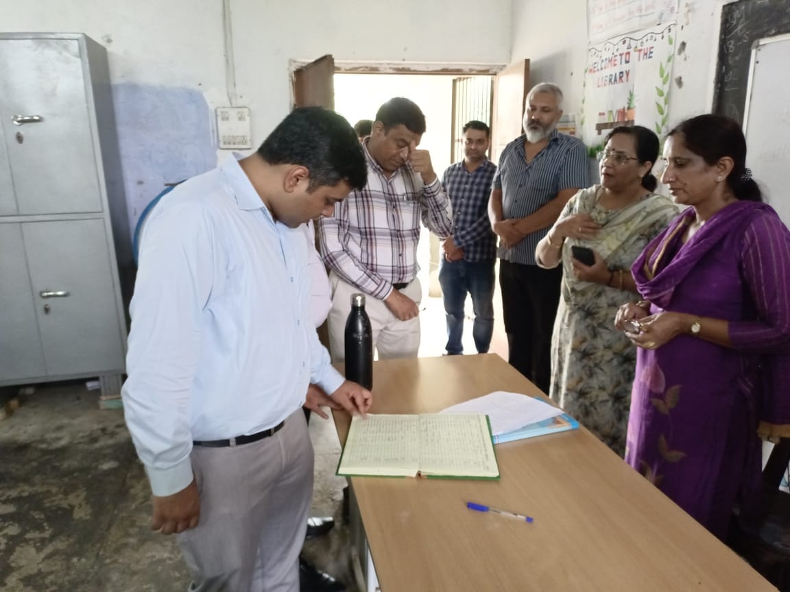 राजकीय स्कूलों का औसक निरीक्षण करते ओएसडी हिमांशु चौहान। राजकीय स्कूलों का औसक निरीक्षण करते ओएसडी हिमांशु चौहान।