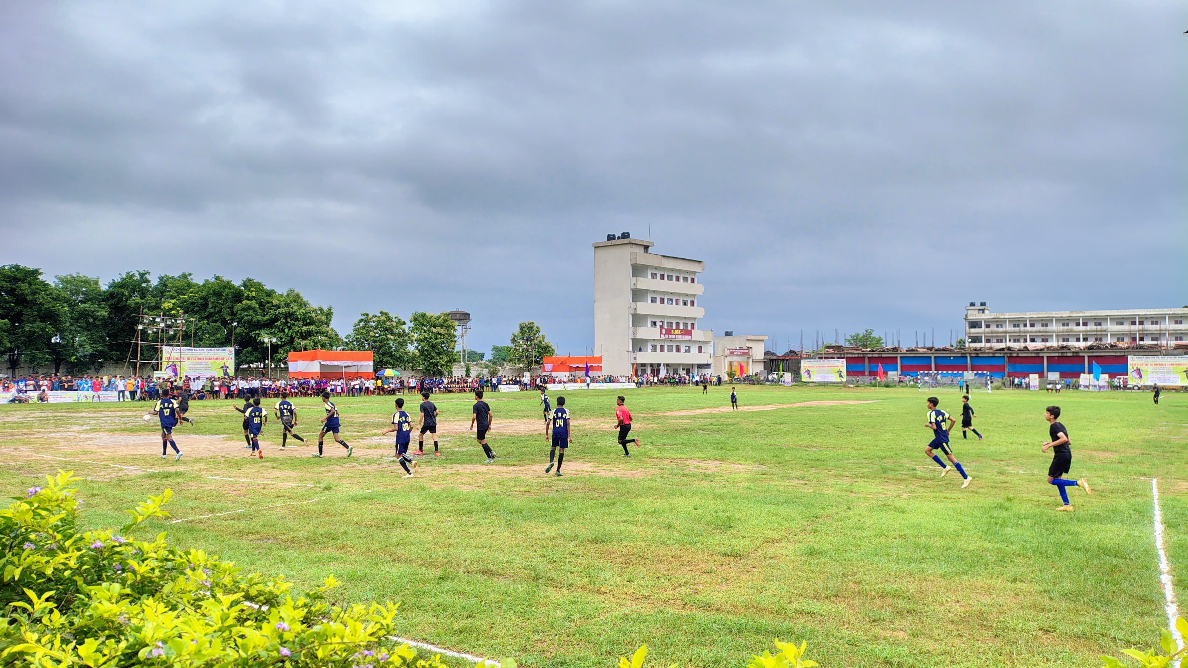 फुटबॉल मैच खेलने खिलाड़ी