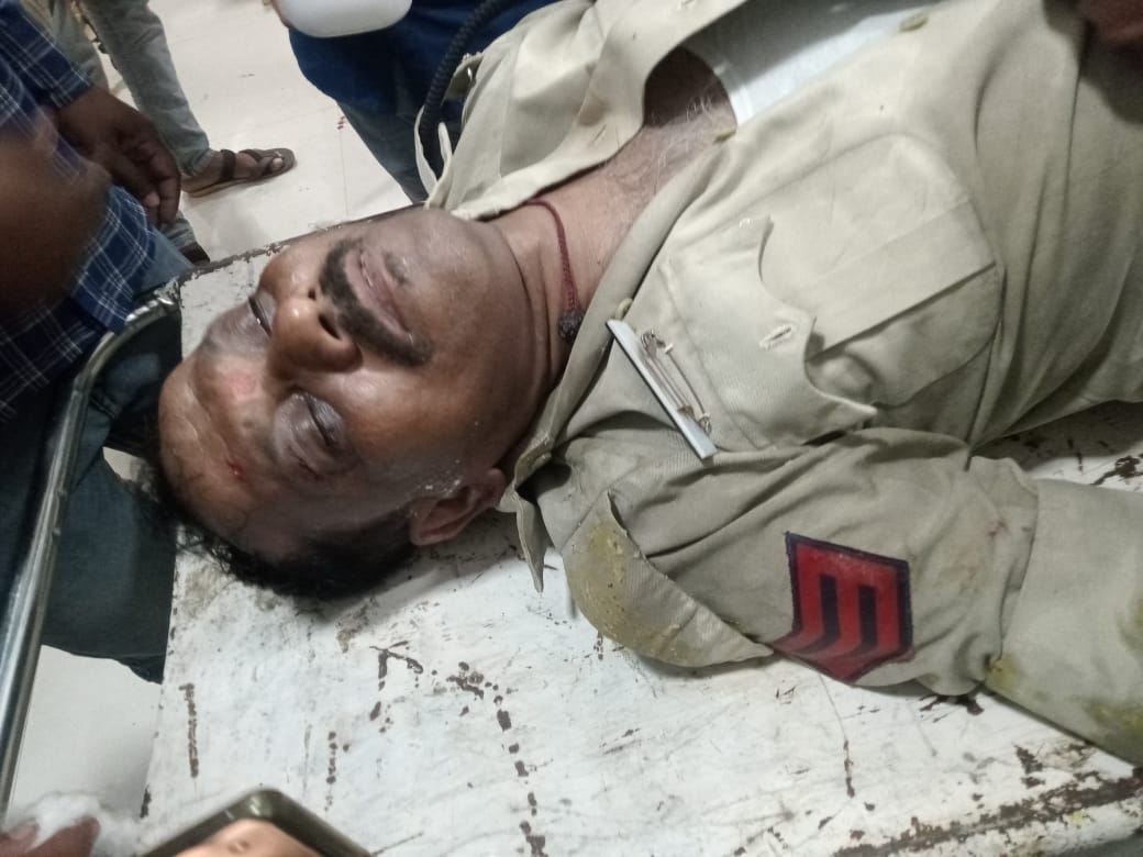 बाइक चालक प्रधान आरक्षक घायल, हालत गंभीर बाइक चालक प्रधान आरक्षक घायल, हालत गंभीर