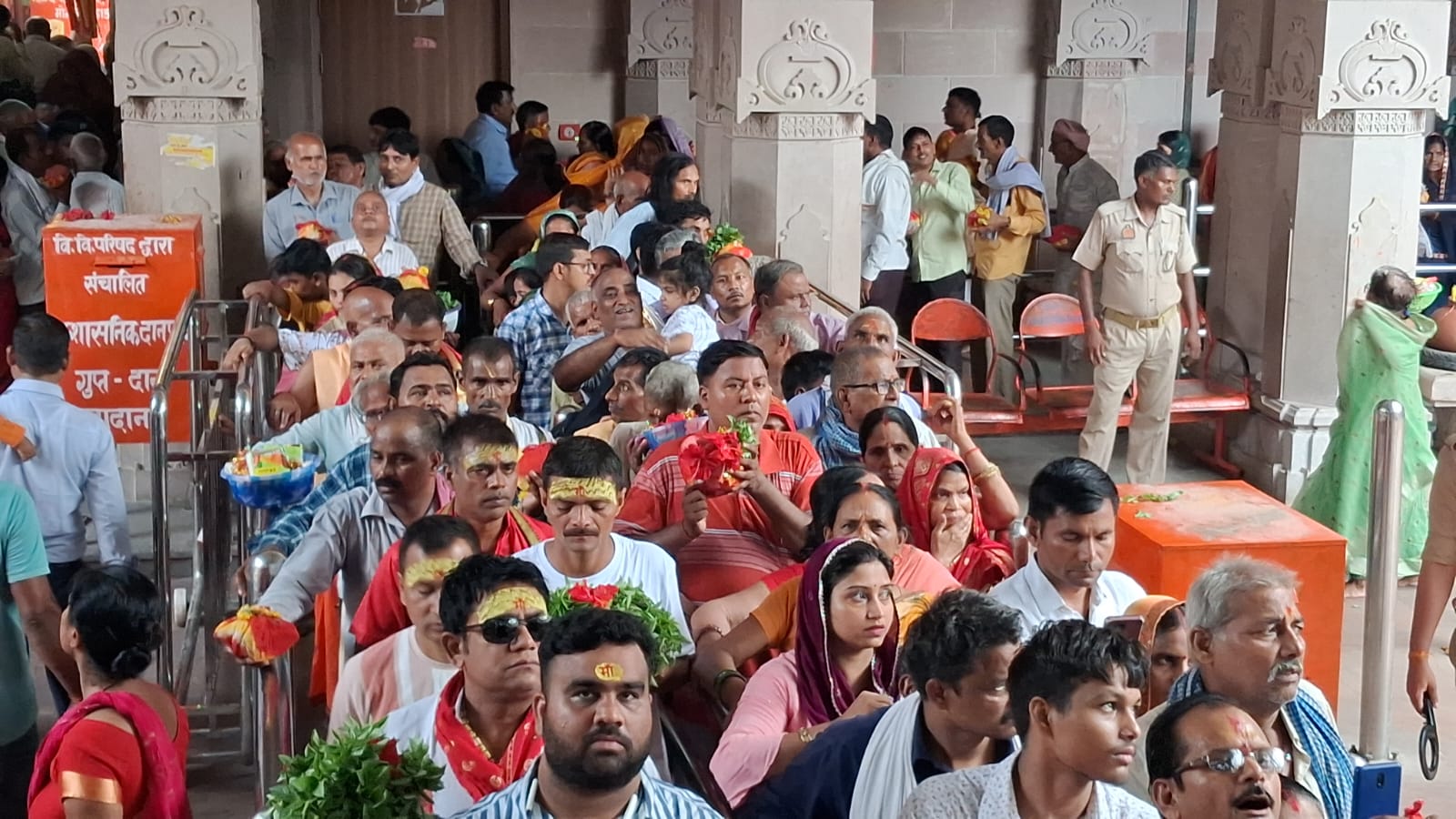 मां विंध्यवासिनी के दर्शन को जाते श्रद्धालु। मां विंध्यवासिनी के दर्शन को जाते श्रद्धालु।