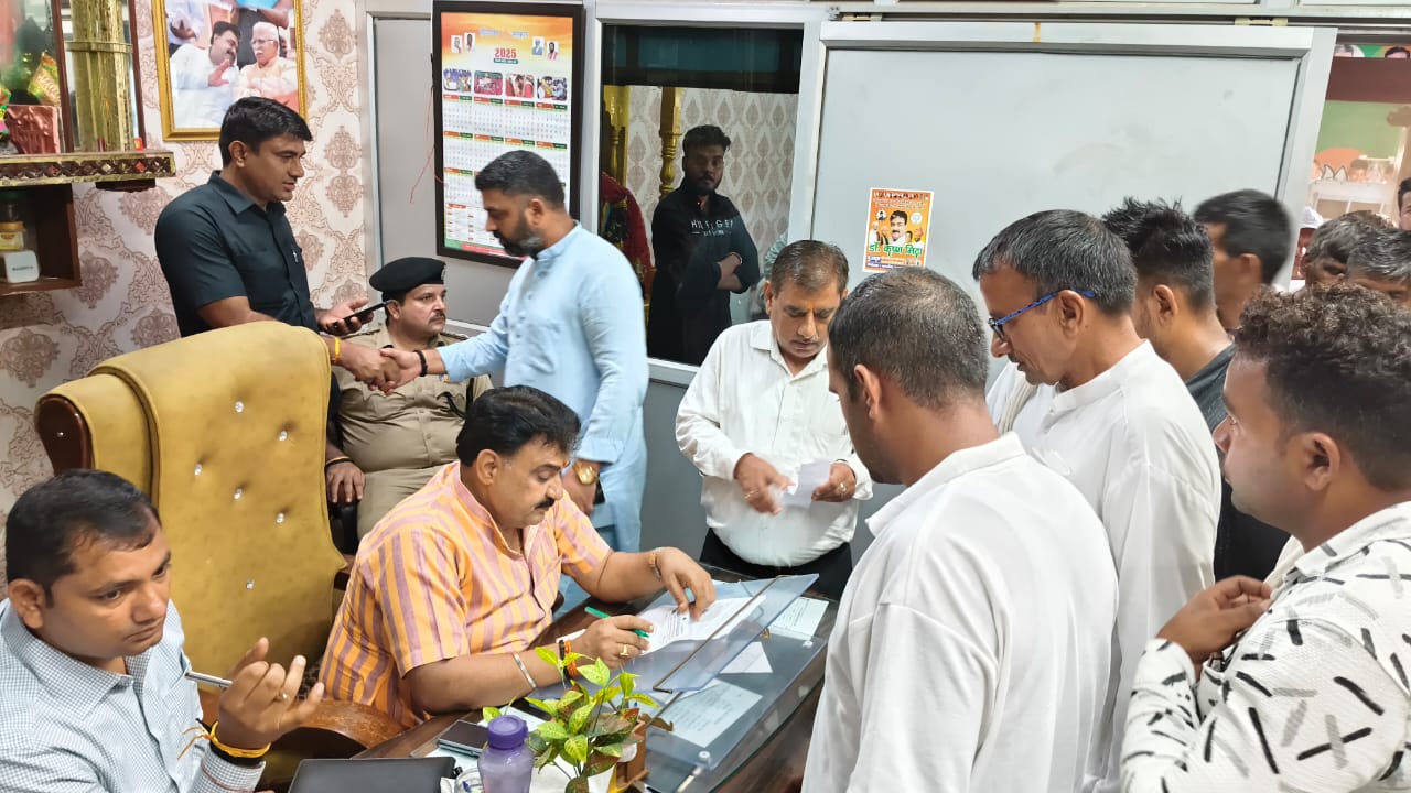जनता दरबार में शिकायतें सुनते हुए डिप्टी स्पीकर डा. कृष्ण मिड्ढा। जनता दरबार में शिकायतें सुनते हुए डिप्टी स्पीकर डा. कृष्ण मिड्ढा।