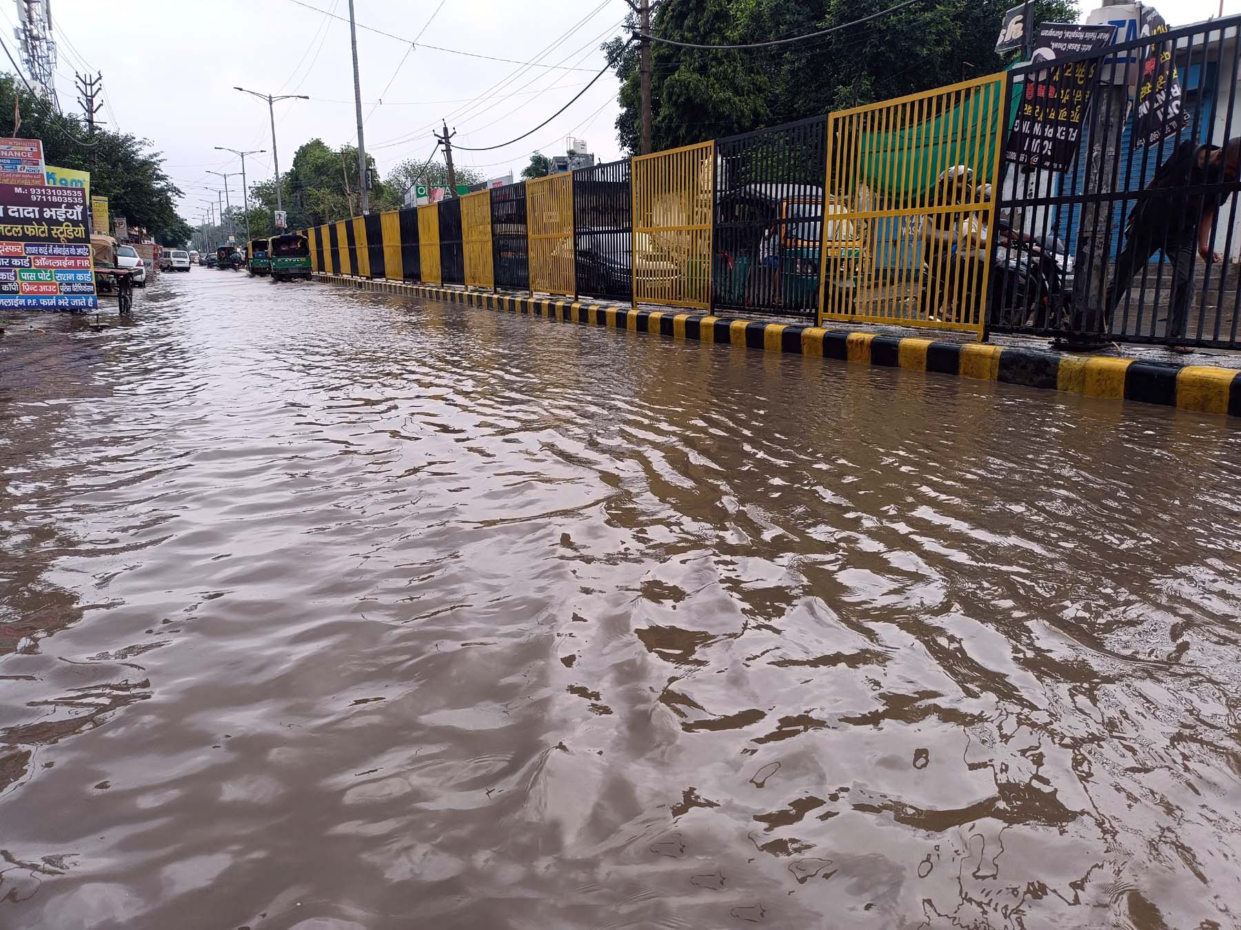 गुरुग्राम के बसई में सडक़ पर भरा बरसाती पानी। गुरुग्राम के बसई में सडक़ पर भरा बरसाती पानी।