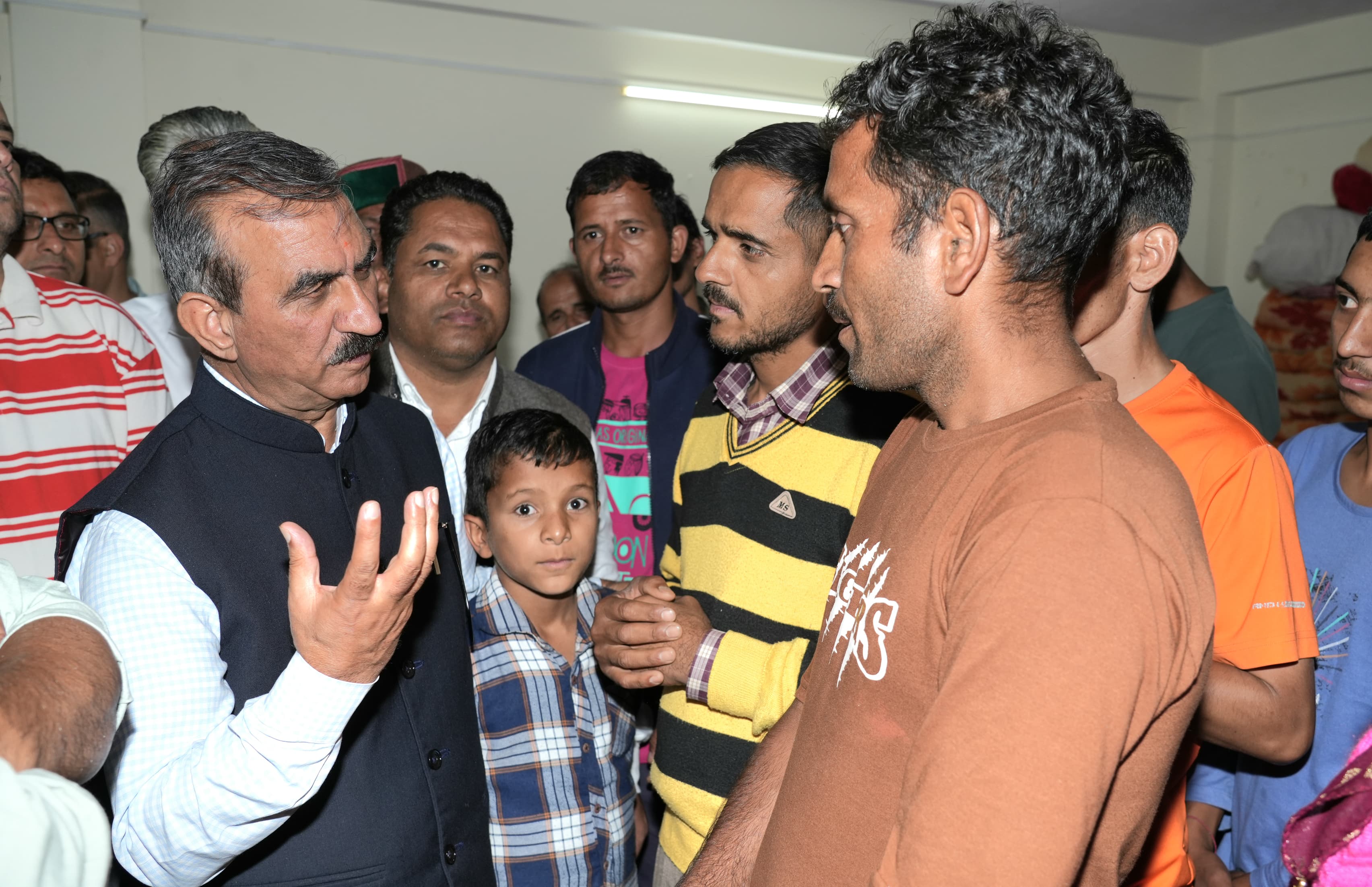 आपदा प्रभावितों को सांत्वना देते हुए मुख्यमंत्री। आपदा प्रभावितों को सांत्वना देते हुए मुख्यमंत्री।