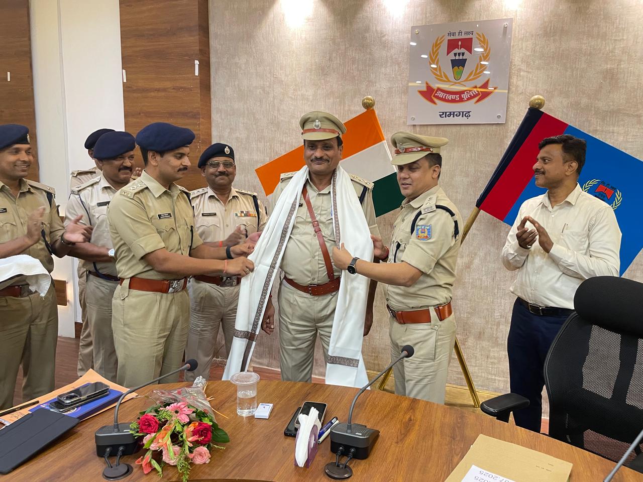 पिपिंग समारोह में शामिल अधिकारी पिपिंग समारोह में शामिल अधिकारी
