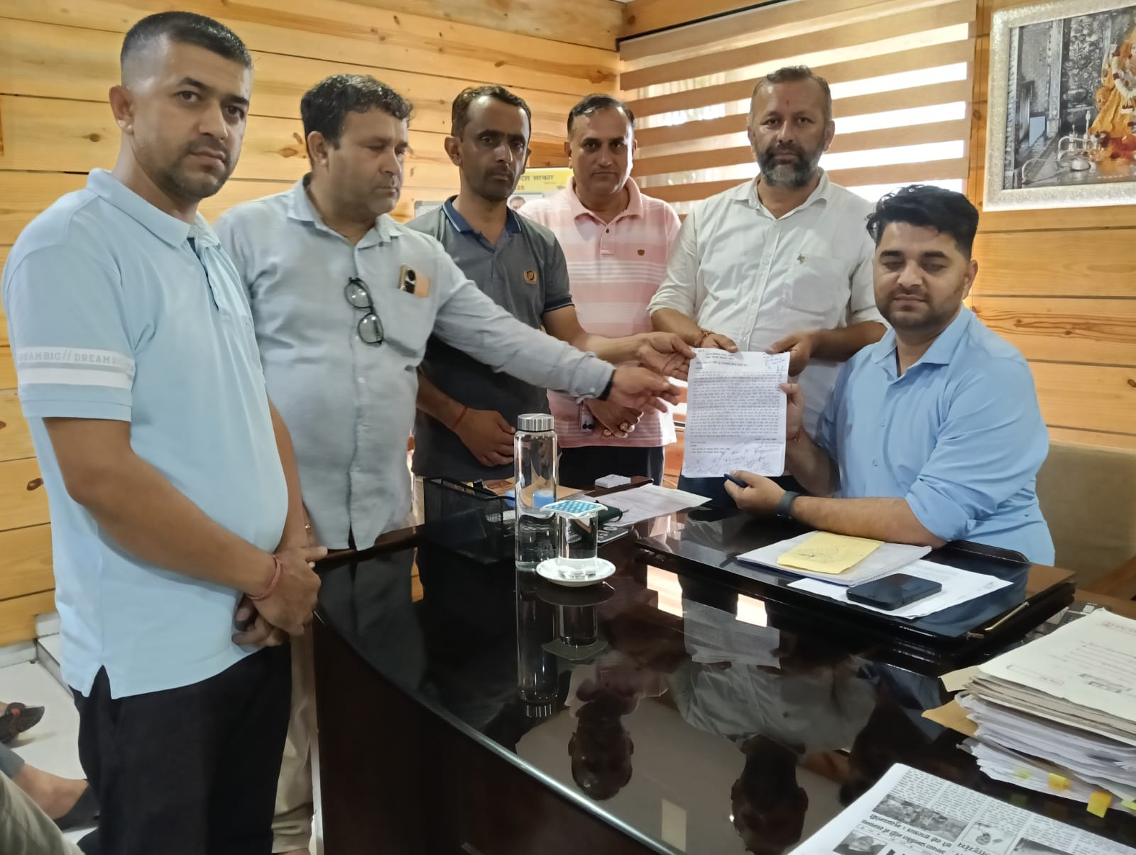 पोंटा साहेब बस  स्टैंड पर सी सी टी वी  कैमरे लगाने की मांग ,युवाओं ने दिया एस डी एम  को ज्ञापन।