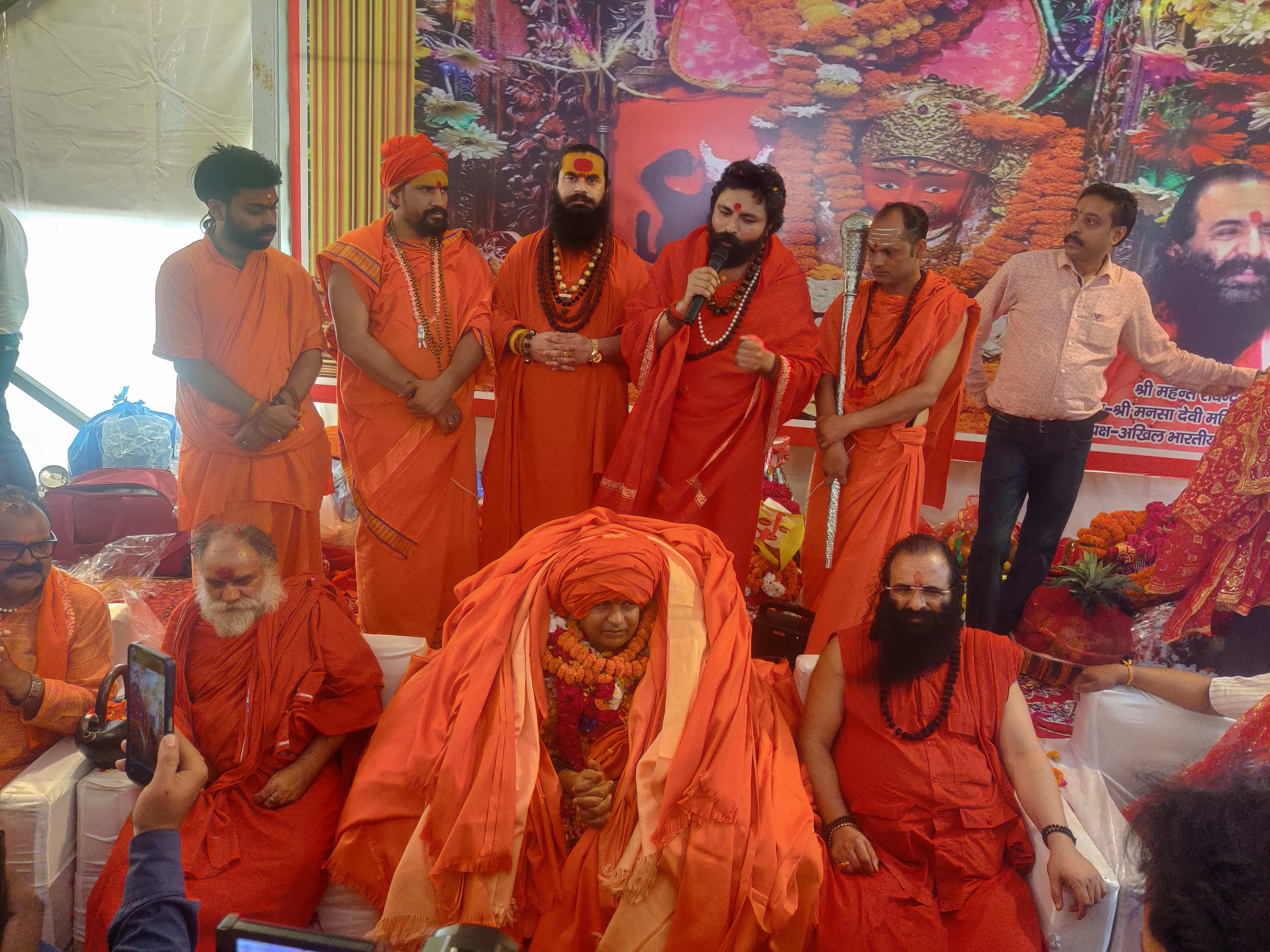 सन्यास दीक्षा देते महंत रवींद्र पुरी