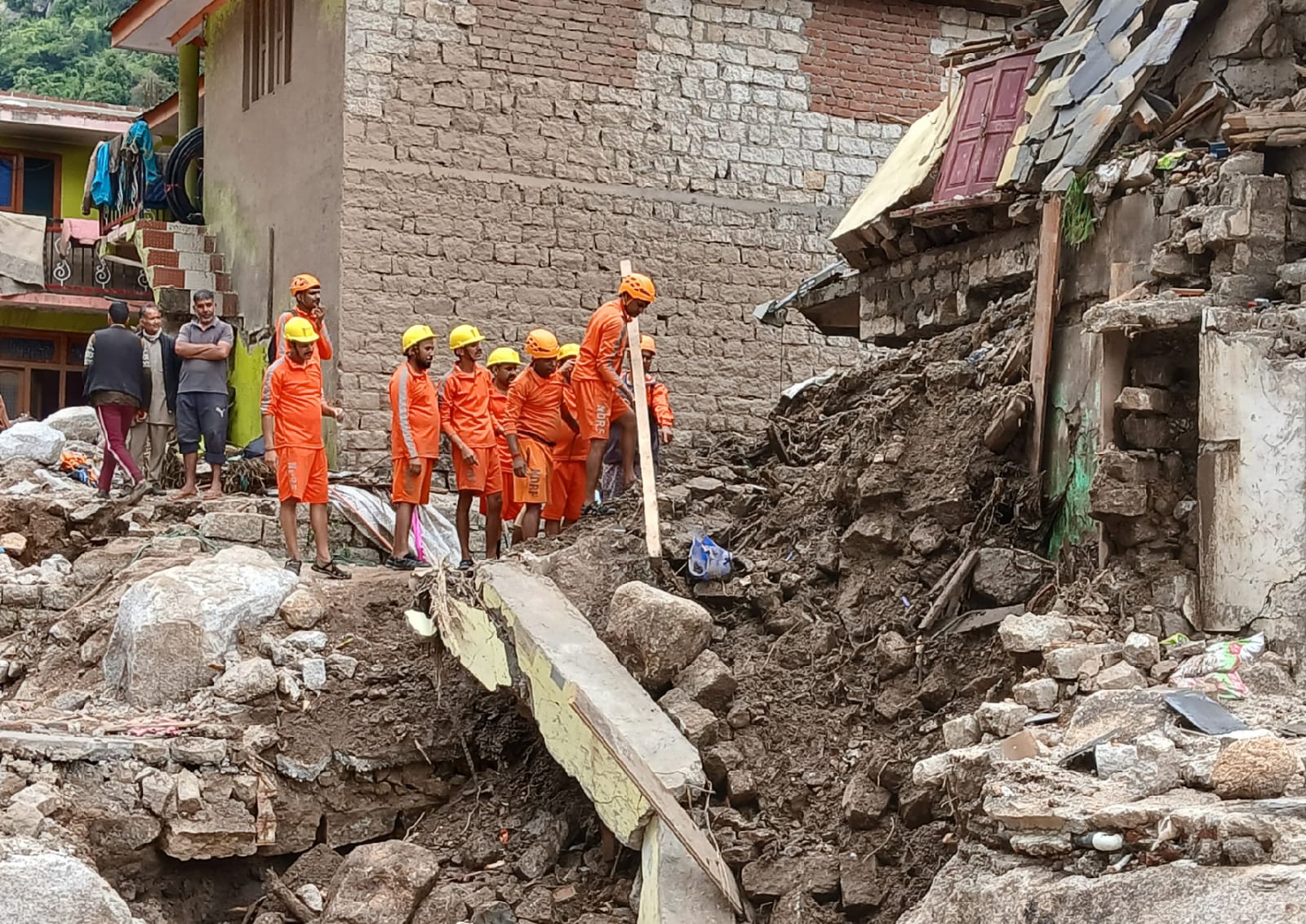 मंडी आपदा में राहत कार्य मंडी आपदा में राहत कार्य